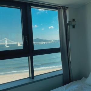 - une chambre avec vue sur l'océan et un pont dans l'établissement Premium Gwangan BnB, à Busan