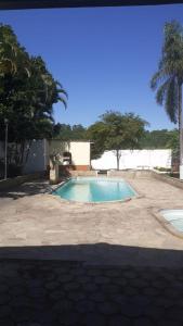 an empty swimming pool in a yard with trees at CHÁCARA PARA ROMEIROS- próximo ao santuário de nossa senhora in Roseira