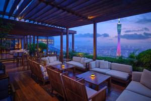 um restaurante com vista para a torre Eiffel em Park Hyatt Guangzhou em Guangzhou
