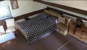 einen Blick über ein Schlafzimmer mit einem Bett und einem Schreibtisch in der Unterkunft B & B Zazza in Rauwerd