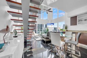 cocina y sala de estar con escalera de caracol en Iconic 2 BR LOFT Brickell-Stunning views en Miami