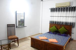 1 dormitorio con 1 cama, 1 mesa y 1 silla en Maharagama Shehan Hotel, en Maharagama