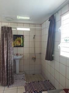 uma casa de banho com um chuveiro e um lavatório. em Chez Mimi et Daniel em Bora Bora