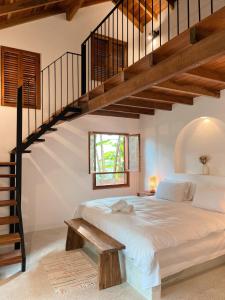 的住宿－Auen Posada Andina，一间带大床和楼梯的卧室