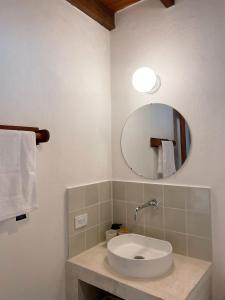 的住宿－Auen Posada Andina，一间带水槽和镜子的浴室