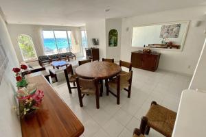 sala de estar con mesa y sillas en Condominiums in Solymar, en Cancún