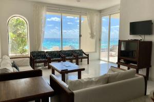 sala de estar con vistas al océano en Condominiums in Solymar, en Cancún