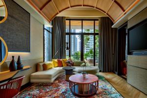 新加坡的住宿－Artyzen Singapore，客厅配有沙发和桌子