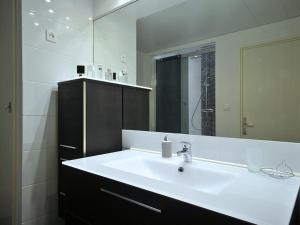 Koupelna v ubytování Appartement Rénové, 3 Ch. avec Parking Privé, Hyper-Centre Colmar - FR-1-744-36