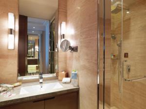 y baño con lavabo y ducha. en The QUBE Hotel Yangzhou, en Yangzhou