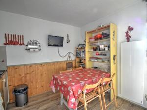 une salle à manger avec une table et un réfrigérateur dans l'établissement Charmant studio à Morzine - 4 pers, 19m², proche navettes gratuites pour Avoriaz, balcon, parking - FR-1-524-122, à Morzine