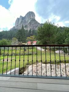 Vista general de una montaña o vista desde la casa de huéspedes