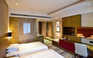 Postel nebo postele na pokoji v ubytování The QUBE Hotel Yangzhou