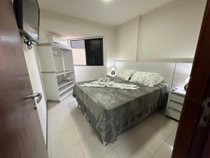 Habitación pequeña con cama y ventana en Apartamento a beira mar em Maceió en Maceió