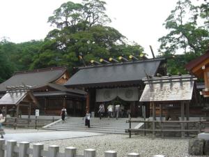 Świątynia z ludźmi chodzącymi przed nią w obiekcie Amanohashidate Youth Hostel - Vacation STAY 94802v w mieście Miyazu