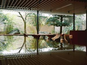 een patio met een tafel en een reflectie in het water bij Mitsui Garden Hotel Kanazawa in Kanazawa