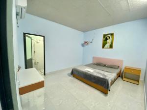 Schlafzimmer mit einem Bett, einem Waschbecken und einer Badewanne in der Unterkunft Nhà nghỉ Đoàn Gia in Dồng Xoài