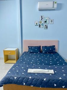 Un pat sau paturi într-o cameră la Nhà nghỉ Đoàn Gia