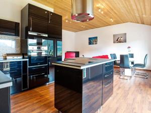 Η κουζίνα ή μικρή κουζίνα στο 5 person holiday home in EIDSVÅG