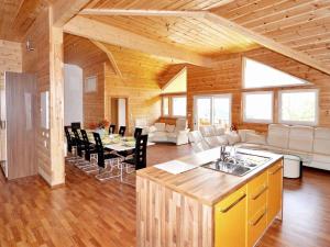 Fotografie z fotogalerie ubytování 10 person holiday home in EIDSVÅG v destinaci Rød