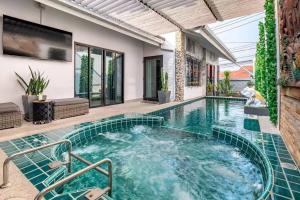 Bazén v ubytování Luxury Thai Style Pool Villa in downtown Pattaya, close to Walking Street nebo v jeho okolí