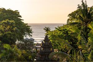 een uitzicht op de oceaan vanuit een resort bij Bali Garden Beach Resort in Kuta
