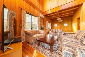 een woonkamer met een bank en een tafel bij Nagashima cottage - Vacation STAY 9014 in Kuwana