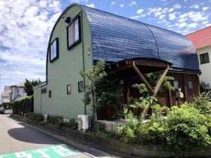 een huis met een tinnen dak aan de straatkant bij Nagashima cottage - Vacation STAY 9014 in Kuwana