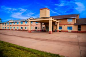 a large building with a large parking lot at OK Welcome Home Hotel in Alva