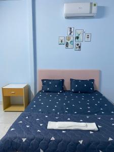Ένα ή περισσότερα κρεβάτια σε δωμάτιο στο Nhà Nghỉ Đoàn Gia