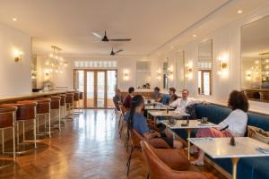 un gruppo di persone seduti ai tavoli in un ristorante di The Charleston a Galle