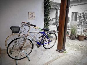 セレーニョにあるCorte del Fuin - Dreaming Italy Travelの建物の隣に2台の自転車が駐輪しています。