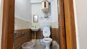 un piccolo bagno con servizi igienici e lavandino di Safarnama Homestay Manali - Rooms with Mountain and Sunset view a Manāli