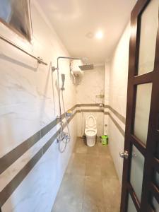 een kleine badkamer met een toilet in een kamer bij Kennpi homestay - phòng lẻ hoặc nguyên căn in Hue