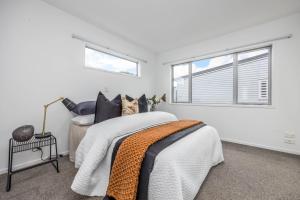 um quarto com uma cama e uma janela em 3 BDR CBD Get Away em Auckland