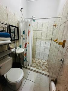 ein Bad mit einer Dusche und einem WC in der Unterkunft Casa en Puero Cortes in Puerto Cortes