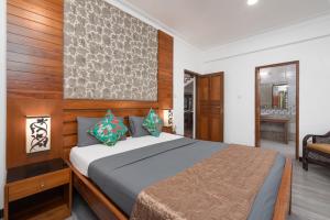 カラングートにあるVilla Calangute Phase 3 & 4- Private Luxury Villa in Goaの部屋の中に大きなベッドがある寝室