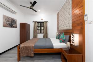 カラングートにあるVilla Calangute Phase 3 & 4- Private Luxury Villa in Goaのベッドと天井扇風機のある寝室