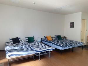 甲府市にある富竹民泊のベッド2台が隣同士に設置された部屋です。