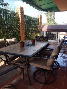 Posada del sol في مانتا: طاولة وكراسي خشبية على الفناء