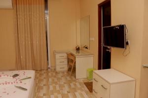TV a/nebo společenská místnost v ubytování Nilawin Hotels & Resorts