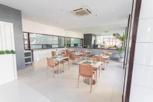un ristorante con tavoli e sedie in una stanza di Hotel Canelsa a Tacloban