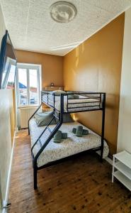 a bedroom with two bunk beds in a room at La Maison d'Elise, 3 chambres, maison de caractère in Plassac