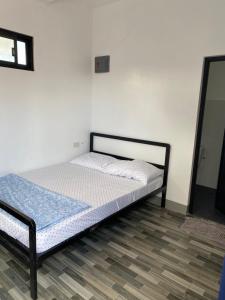 um quarto com uma cama num quarto em Chillax Inn em Tagaytay