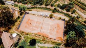 Tennis and/or squash facilities at Hotel Fundo Las Tortolas or nearby