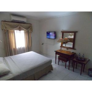 Uma cama ou camas num quarto em Puri Jaya Hotel