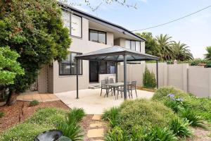 メルボルンにあるBoutique Stays - Lilly Pillyのパティオ(テーブル、傘付)