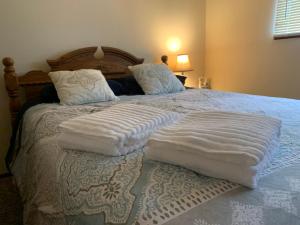 Hidden Gem! Spacious, Private, and Convenient Units Off River Road in Puyallup客房内的一张或多张床位