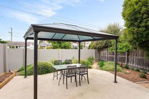 メルボルンにあるBoutique Stays - Lilly Pillyの裏庭のパビリオン(椅子、テーブル付) +4枚の写真