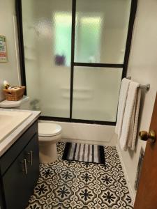 Hidden Gem! Spacious, Private, and Convenient Units Off River Road in Puyallup的一间浴室